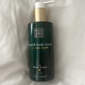 Rituals hand & body lotion Jing - Hand- och bodylotion från Rituals i serien The Ritual of Jing. Kommer i en mörkgrön plastflaska med guldfärgad pump. Doft av lotus och jujube. Innehåller 300 ml och ger huden en mjuk och återfuktad känsla. Aldrig använd och perfekt som en present