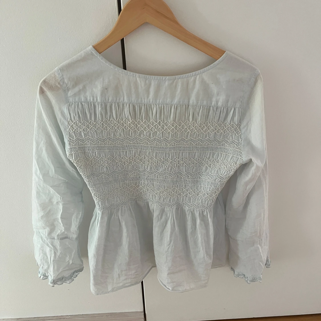 Ljusblå blus med smock och knappar - 1