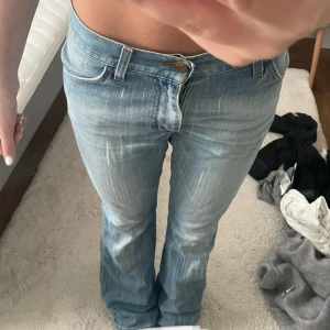 Ljusblå bootcut low waist jeans - Säljer ett par ljusblå jeans från Wrangler, bootcut och low waist. 