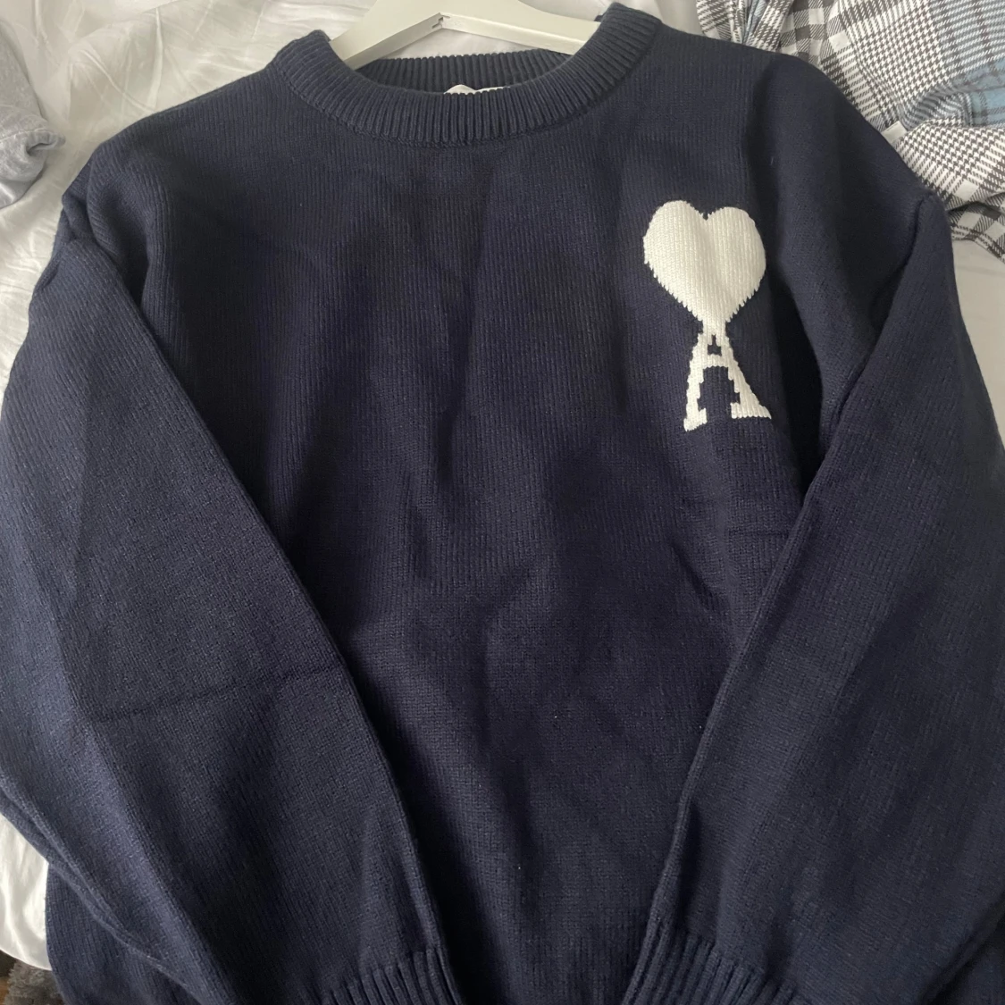 Mörkblå stickad tröja från Ami