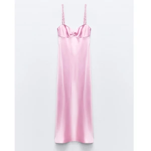 Lång rosa satinklänning med smala axelband - Säljer en elegant långklänning från Zara i skimrande rosa satin med smala axelband och lätt rynkad detalj vid bysten. 