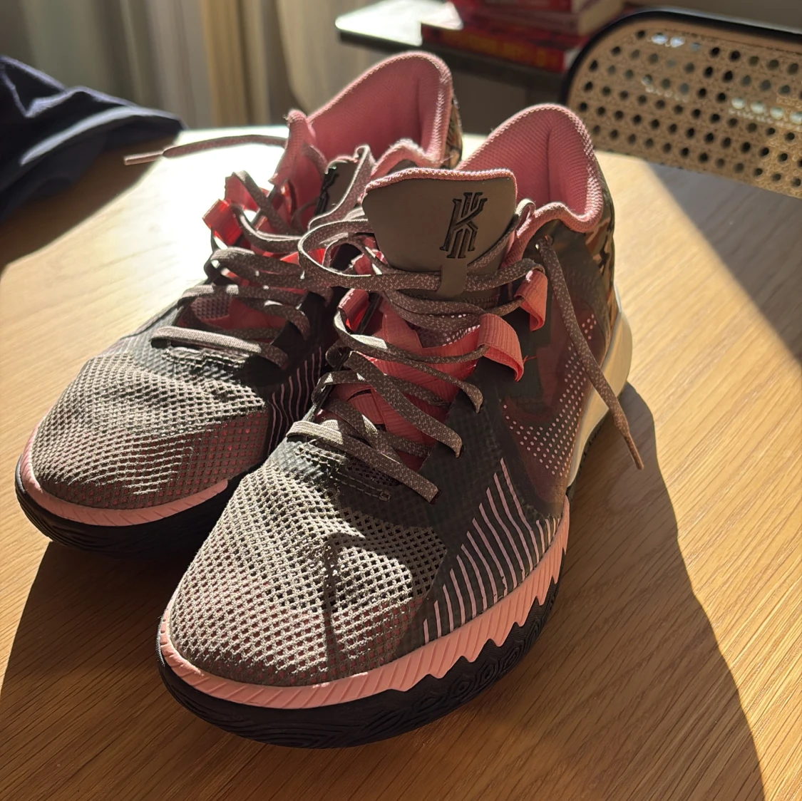 Nike Kyrie basketskor i grått och rosa - 3