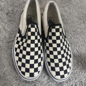 Vans skor  - Använda fåtal gånger, säljer pågrund av att jag ska köpa samma fast större storlek☺️