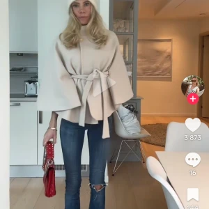 Beige poncho kappa - Poncho från nelly! Jag köpt den i stockholm men bor inte i närheten så kunde inte skicka retur, säljer då min istället. Den är helt ny, aldrig använd med lappen kvar. Skriv för privata bilder! Färg beige storlek one size. Superfin verkligen men tyckte inte den passa på mig, har gulddetaljer och liknar den från missäy och gina tricot. Nypris var 400, säljer för 320 men den är helt ny.                                                                                 