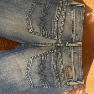 Lågmidjade jeans - Använd väldigt få gånger pga storleken inte passar mig. Köpte för 900kr, storlek XS, midjemått:38cm, innerbenslängd:80cm