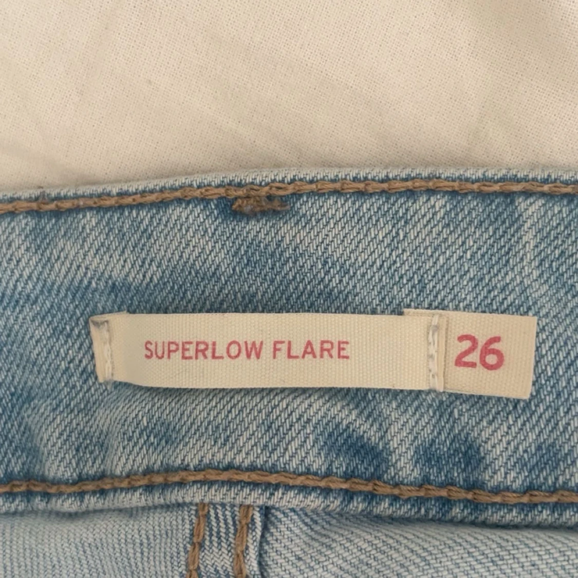 Levi's Superlow Flare ljusa jeans - 1