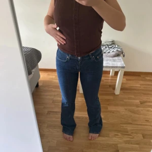 Mörkblåa mid waisted bootcut jeans från Gina tricot  - Säljer dessa supersnygga och trendiga bootcut jeansen från Gina tricot i storlek 34. Modellen har bootcut-ben och normal passform, med 4 fickor. Perfekta om du gillar en tidlös look med lite utsvängda ben. Säljer då dem aldrig kommer till användning. Dem är i ny skick. Köpta för 499kr