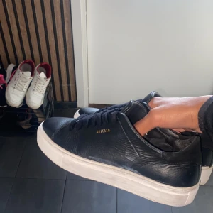 Svarta sneakers från Axel Arigato - Hej säljer ett par axel arigatos i färgen svart och vit skorna är i bra skick inget hål dem är i storlek 38 perfekt för personer som gillar klä sig fint tar emot bud