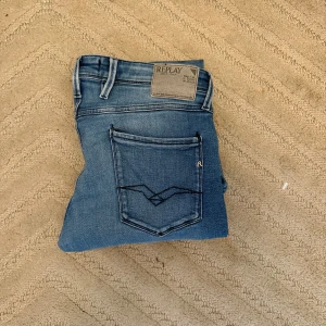 Replay Jeans - Säljer nu dessa sjukt snygga replay jeansen. Det är använda men har inga defekter eller tecken på användning. Storlek 34/30. Midjemått: 45cm. Hojta till vid minsta lilla fråga!