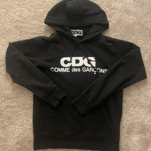 Cdg hoodie - Mkt fet och stilig cdg hoodie, bra skick och inga defekter, strlk S men sitter som en S/xs
