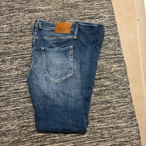 Blå Replay jeans MICKYM - Säljer ett par snygga blå jeans från Replay, modell MICKYM. Dom är i storlek 31 och är i grymt skick! Hör av er om ni har frågor!