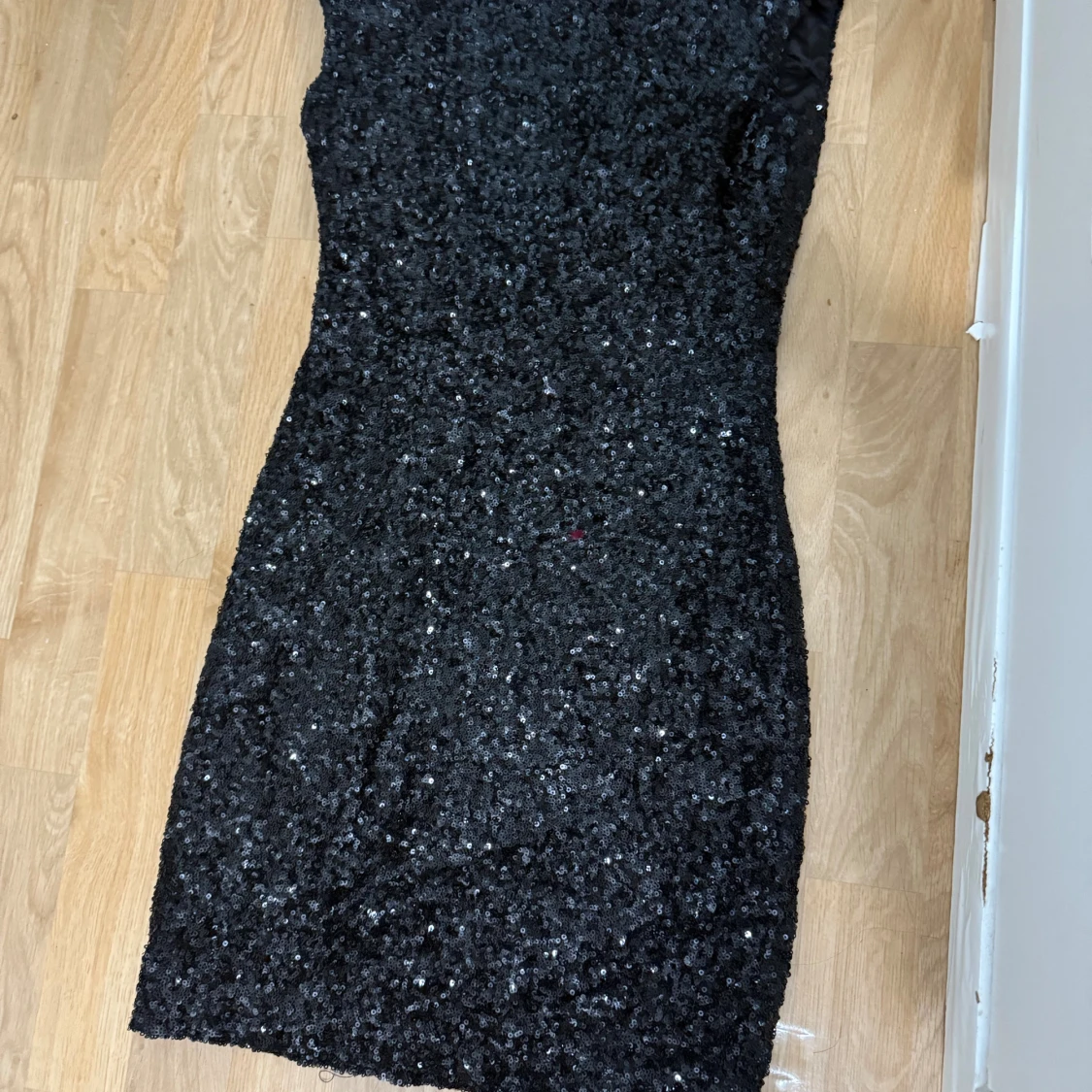 Svart glittrig paljettklänning - 3