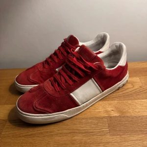 Valentino flycrew - Säljer nu mina Valentino flycrew | pris-2200 | inget og medföljer | skrick 6.5, se sista bilden för defekt. Skorna har börjat släppa i linningen ( kom dm för mer bilder)  | inköpta i början av sommaren | Priset är ej hugget i sten | Stl-45 |  3 nitar är borta!!