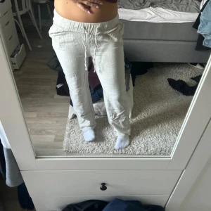 Beige linnebyxor  - Jättefina, beiga linnebyxor från Vero Moda! De är i superfint skick och sköna!!