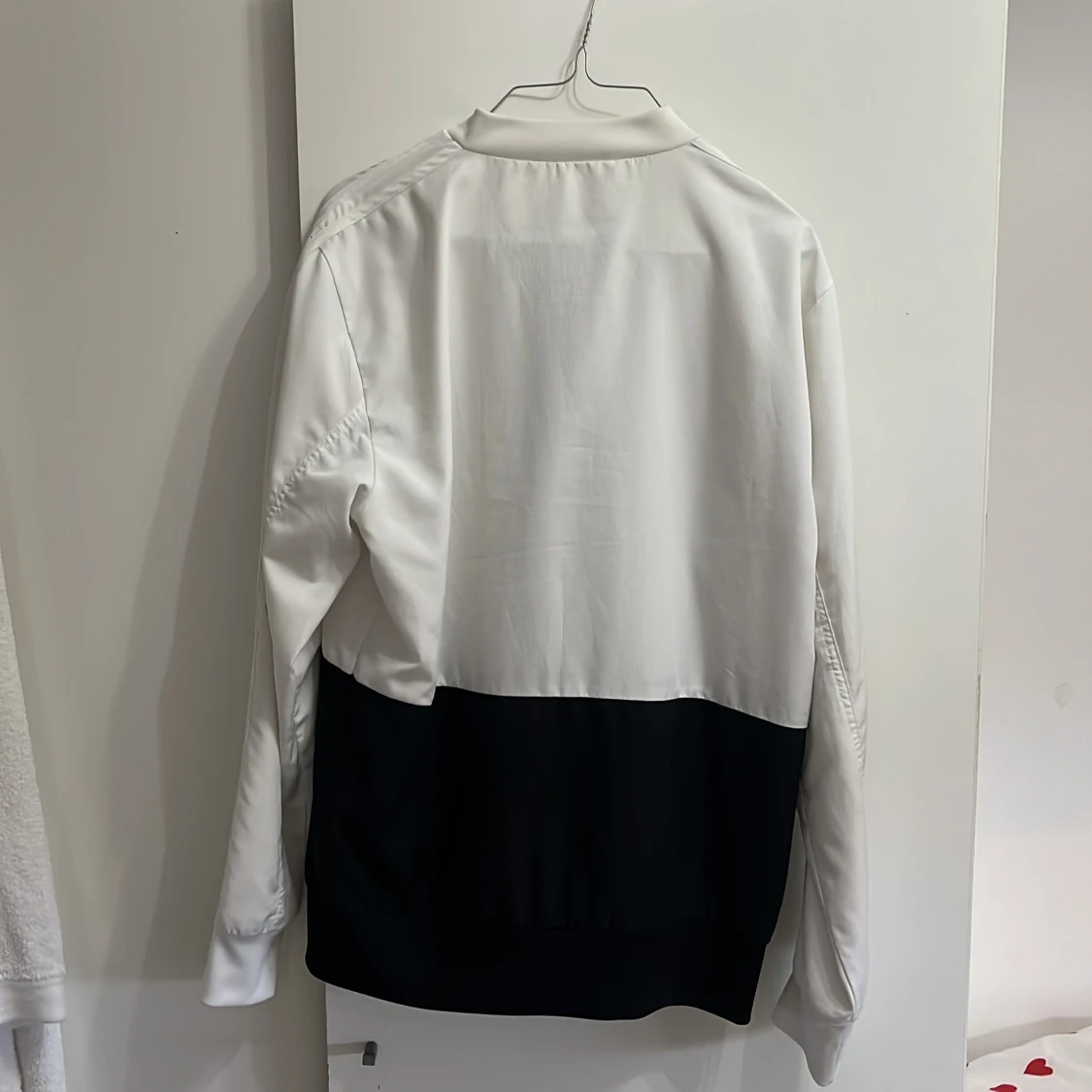 Vit och svart bomberjacka från Adidas - 1