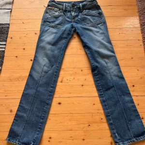 Blå jeans från Diesel med dragkedjedetalj - Superfina lowwaist bootcut diesel jeans i jättebra skick! strl 28 men tycker de sitter som 26/27!                                        midjemåttet är 36cm tvärsöver och innerbenslängden 85cm!                                          pris går att diskuteras vid snabb affär! 💓