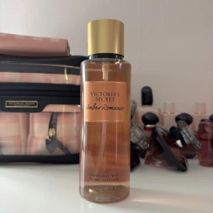 Victoria’s Secret body mist - Victoria’s Secret Amber romance body mist. Endast sprayad en gång, men i övrigt aldrig använd💕