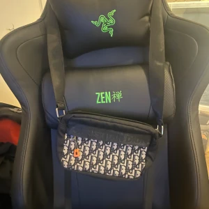 En snygg axel väska - En snygg väska använd nån gång bra skick