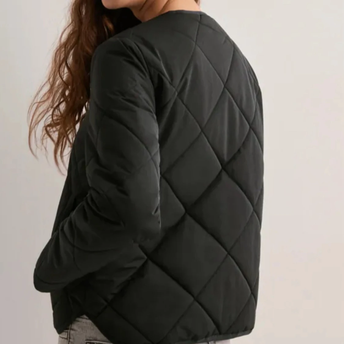 Svart quiltad jacka med tryckknappar - 2