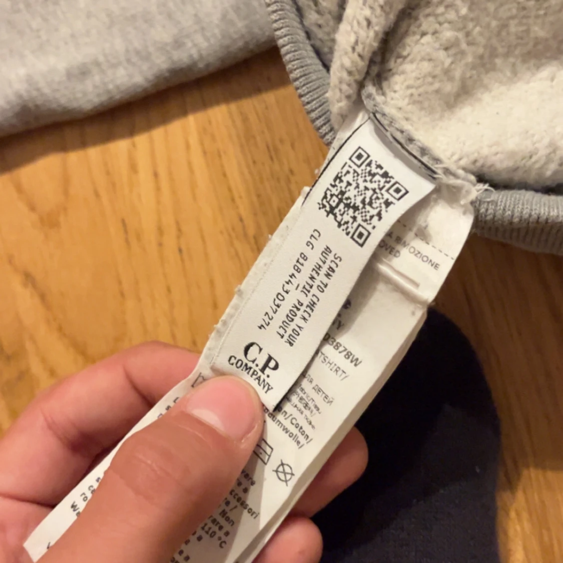 Grå hoodie från C.P. Company - 4