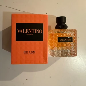 Valentino Donna Born In Roma parfym - Säljer Valentino Donna Born In Roma Coral Fantasy 100ml, riktigt god parfym säljer pga att jag köpte till min mamma och det är inget jag vill ha i min collection. Skriv för kvitto!