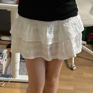 Vit kjol - Supersöt vit kortkjol som är helt ny men utan prislapp💕jag skulle säga att den passar XS/S. Den här även inbyggda shorts