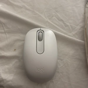 Speldosa - Jag köpte den för 1000 men 800 med rabatt säljer derför för 500 helt ny och oanvänd. Från logitech, pris går att förhandlas