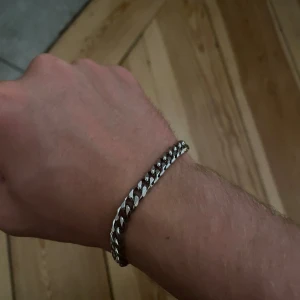 Silver armband - Snyggt och stilrent armband i rostfritt stål med klassisk kedjedesign. Passar både herr och dam, perfekt för vardagsbruk eller för att ge outfiten en extra touch. Rostfritt stål gör det tåligt, slitstarkt och färgbeständigt.  Material: Rostfritt stål Färg: Silver Längd: 19 cm, men går att justera längre Skick: Mycket gott skick