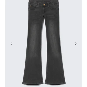 Weekday jeans  - Mörka jeans från weekday💗Midjemåttet är 69.5❤️Tvärs över blir 35❤️