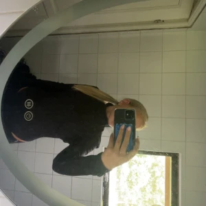 Svart långärmad body med öppen rygg - Säljer en svart långärmad body med hög krage och öppen rygg. Bodyn har snygga snörningsdetaljer baktill som ger en unik look. Perfekt för dig som vill sticka ut och gillar trendiga detaljer. Från NA-KD i storlek XL❣️