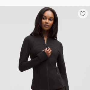 Lululemon define jacket - Svart define jacket i svart från Lululemon! Modellen Define Jacket Luon, ett lite tjockare ich lyxigt material. Storlek 2, passar perfekt för XS! Använt men fint skick! Kikar intresset på den då jag vill köpa en annan storlek 🥰