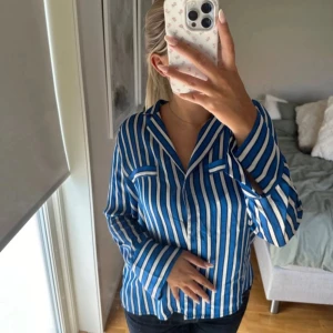 Blåvit randig skjorta med knappar - Superskön skjorta som passar perfekt till både vardags eller som en pyjamas tröja✨