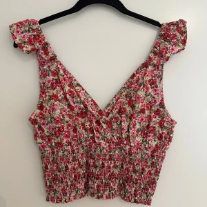 Blommig linnetopp med volang - Söt blommig top från NA-KD🌸🌸