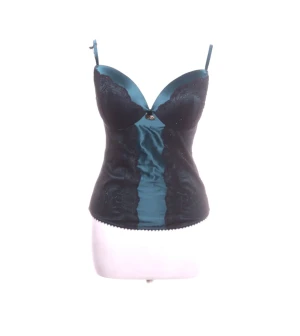 korsett  - Snygg mörkgrön korsett från JJB Benson med svarta spetsdetalljer, säljer denna då den är för stor på mig