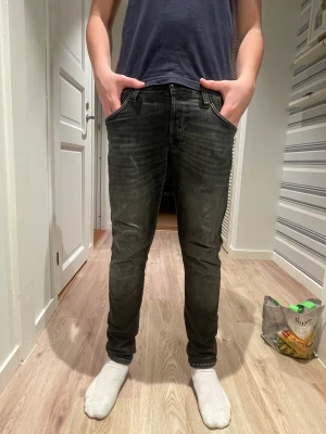 Jack n jones jeans - Säljer nu dessa otroligt feta jeans ifrån Jack n Jones. Storlek 28 30. Skick: otroligt bra skick. Modellen på bilden är 173cm. Hör av er vid funderingar!😁🙌