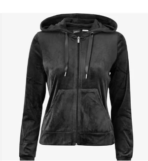 Svart velour hoodie med dragkedja - Mjuk och snygg svart hoodie i velour från Gina tricot. Tröjan har huva med snörning, dragkedja framtill och stora fickor. Perfekt för en chill och trendig look.