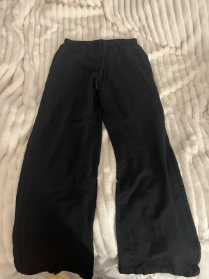 Svarta linnebyxor från Pull&Bear XS - Svarta linnebyxor byxor från Pull&Bear i storlek XS med breda ben och elastisk midja med snörning. Tillverkade i mjukt bomullsmaterial som är skönt mot huden. Perfekta för en chill och avslappnad stil.