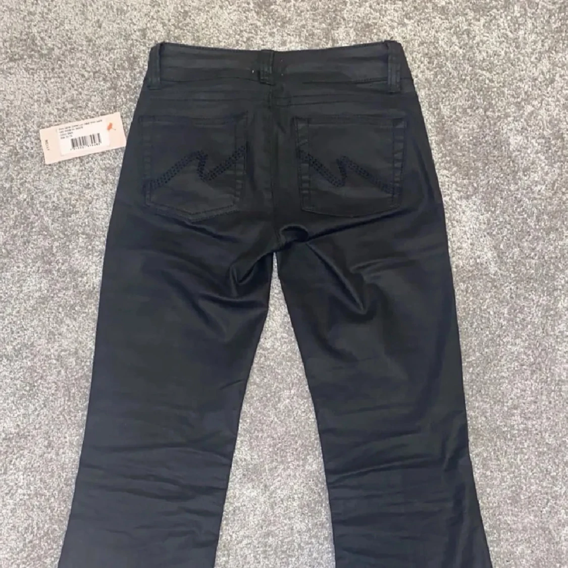 Svarta bootcut byxor med pressveck - 2