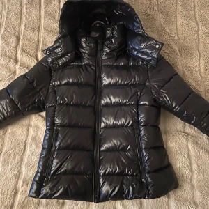 Svart pufferjacka från Save The Duck - Snygg svart pufferjacka från Save The Duck. Helt ny utan prislapp. Nypris; 3 595