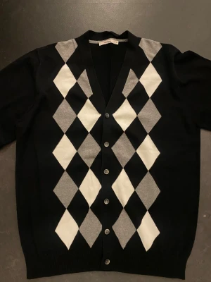 Stickad kofta - Stickad kofta ifrån dressman använd 1-2 gånger. Storlek XL men passar L.