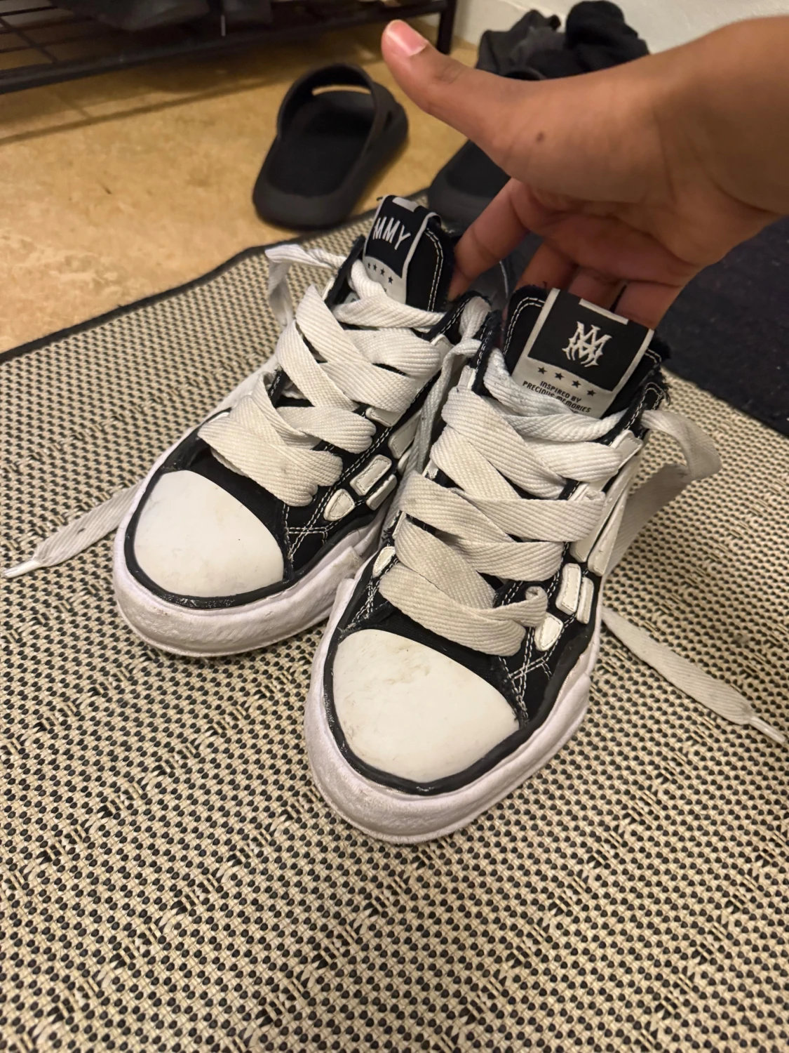 Maison miharas x Amiri size 43 I färgen svartvitt dem behöver ba en rengöring annars är de bra