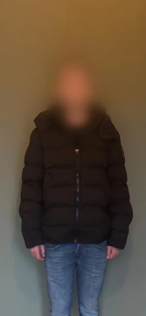 Svart pufferjacka från G-Star RAW - Svart pufferjacka från G-Star RAW med huva och markerade sömmar. Jackan har en patch med logga på ärmen och dragkedja framtill. Den är långärmad och har en schysst, lite boxig passform som funkar till jeans och sneakers. Köpt för 2300kr.