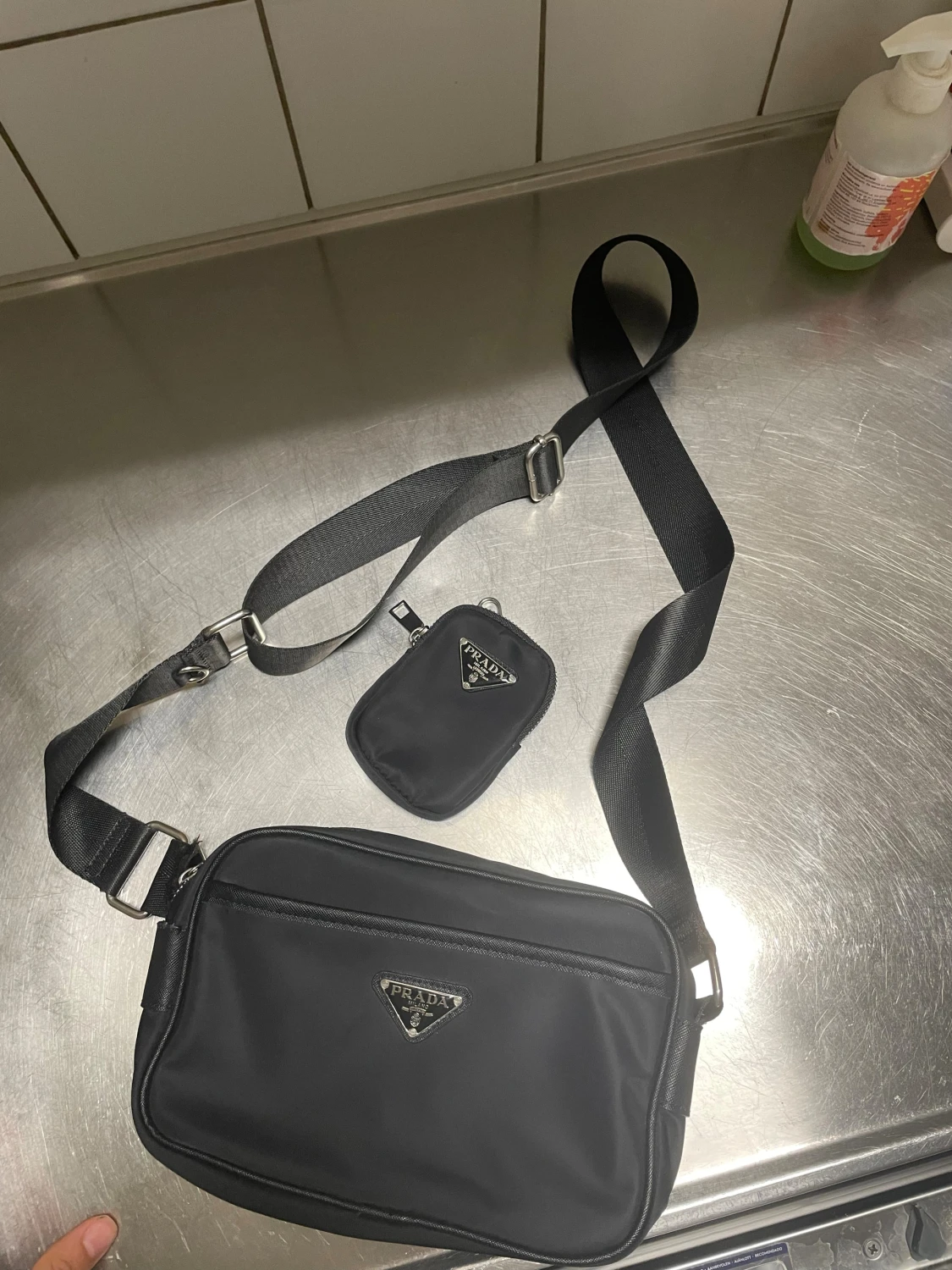 Svart axelväska från Prada med extra pouch - 1