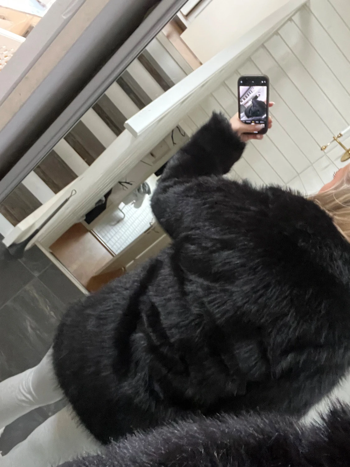 Svart pälsjacka med oversized passform - 3