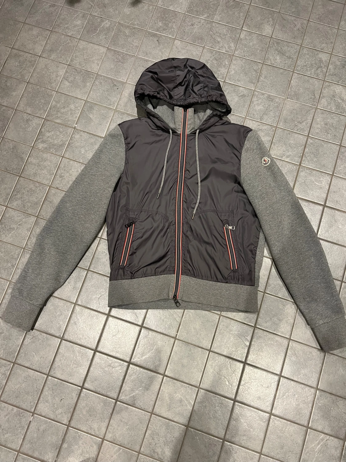 Grå cardigan jacka från Moncler
