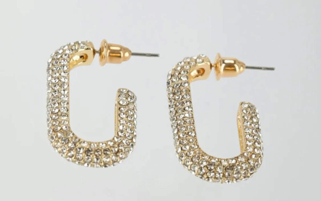 Glittriga guldörhängen med stenar