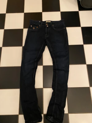 Morris jeans  - strl 28/32Mörkblå jeans från Morris med klassisk femficksdesign och snygga detaljer som logotyp på myntfickan. Jeansen har kontrastsömmar och en rak passform. Perfekta för dig som gillar stilrena och tidlösa jeans med en modern touch.