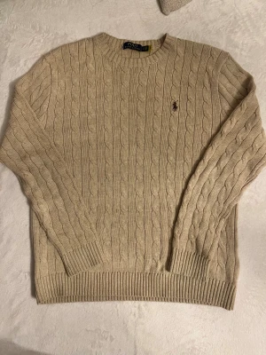 Beige sweater Polo Ralph Lauren - Helt oanvänd beige polo Ralph lauren sweater. Skriv för mer information