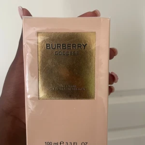 Burberry Goddess Eau de Parfum - Burberry Goddess är en vegansk parfym med 100 ml volym. Ingredienser inkluderar alkohol denat, parfym, propylene glycol, vatten, linalool, limonene och flera andra. Tillverkad i Spanien. Perfekt för dig som vill ha något exklusivt och trendigt.