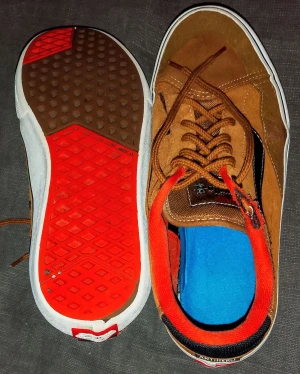 Vans x Antihero bruna sneakers - Säljer ett par Vans x Antihero sneakers i brun mocka med svarta detaljer och vit sula. Insidan har en cool röd och blå färgkombination. Skorna har snörning och klassisk Vans Off The Wall-märke på hälen. Perfekta för skate och streetstyle.